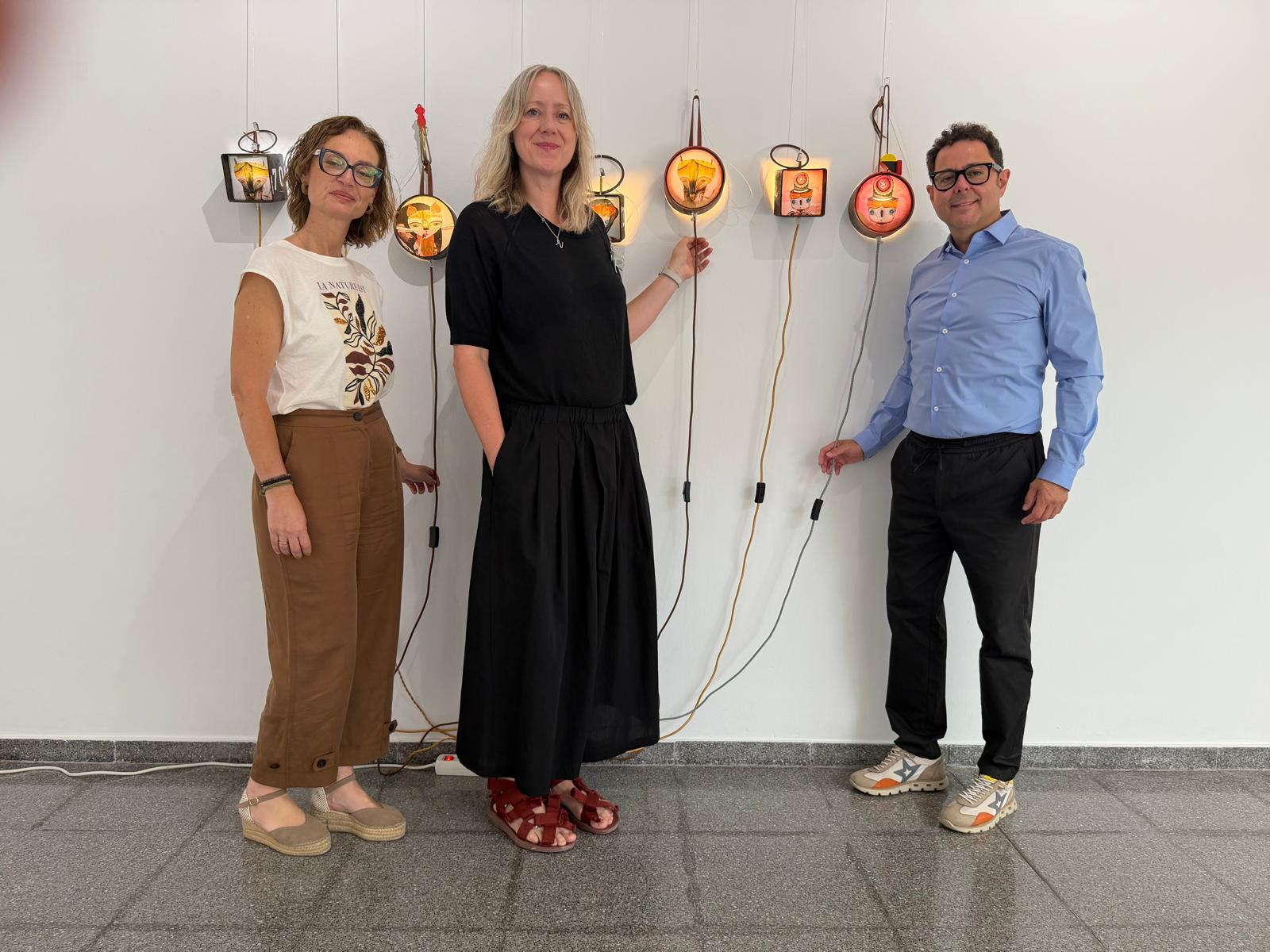 El director general del ICA, Manuel Cebri�n, visita la exposici�n ?AMOR?, de Katarzyna Rogowicz, junto a la artista y la concejala de Cultura de Molina de Segura, Mar�a Hern�ndez Avil�s